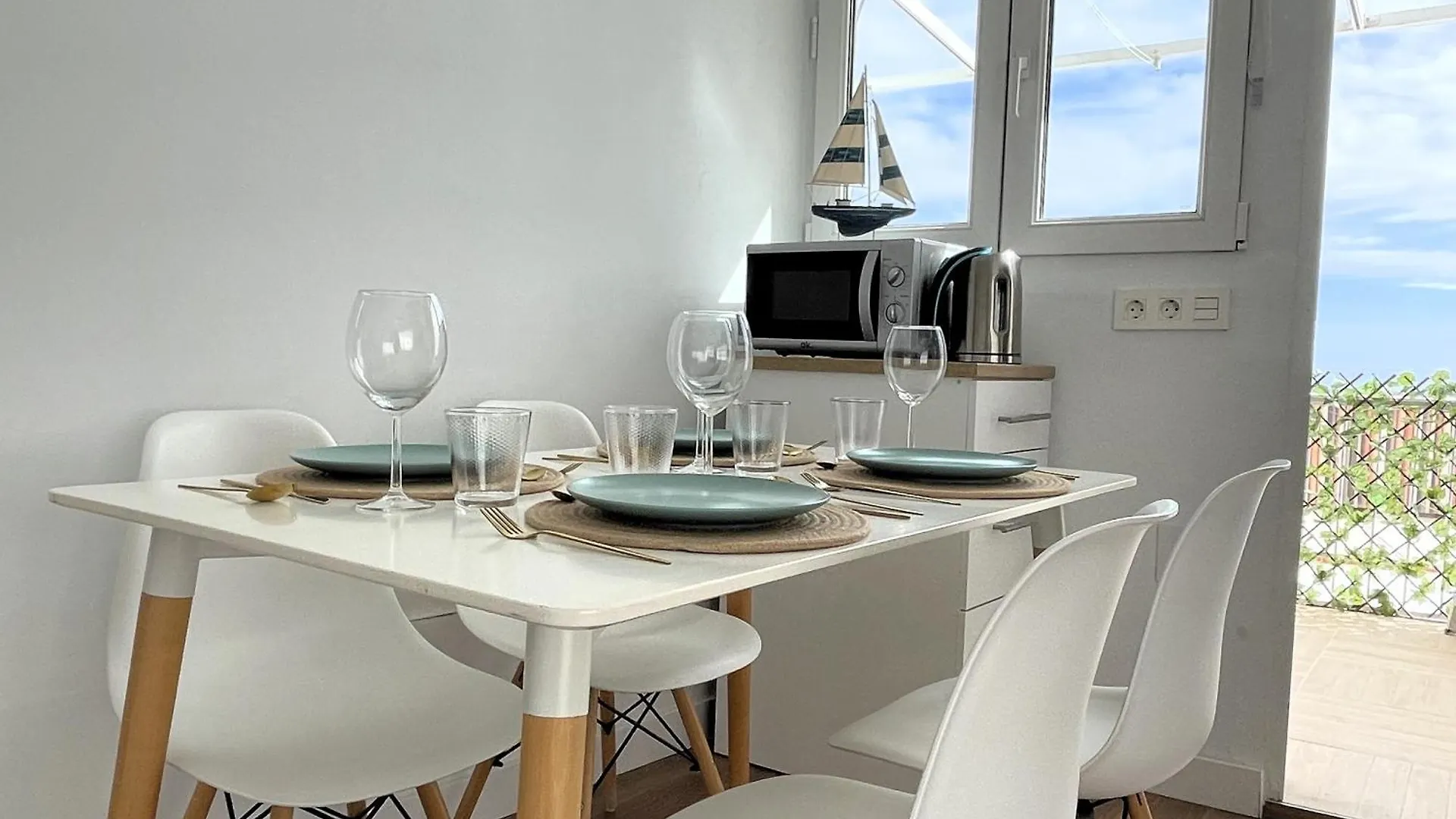 Apartamento Calma Carihuela Beach - 10 Metros De La Playa Torremolinos Spain